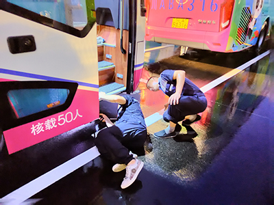 E:2023.88.2【助力大运•影像集】官网图官网雨中奋战——2121非凡长运何思宏.jpg