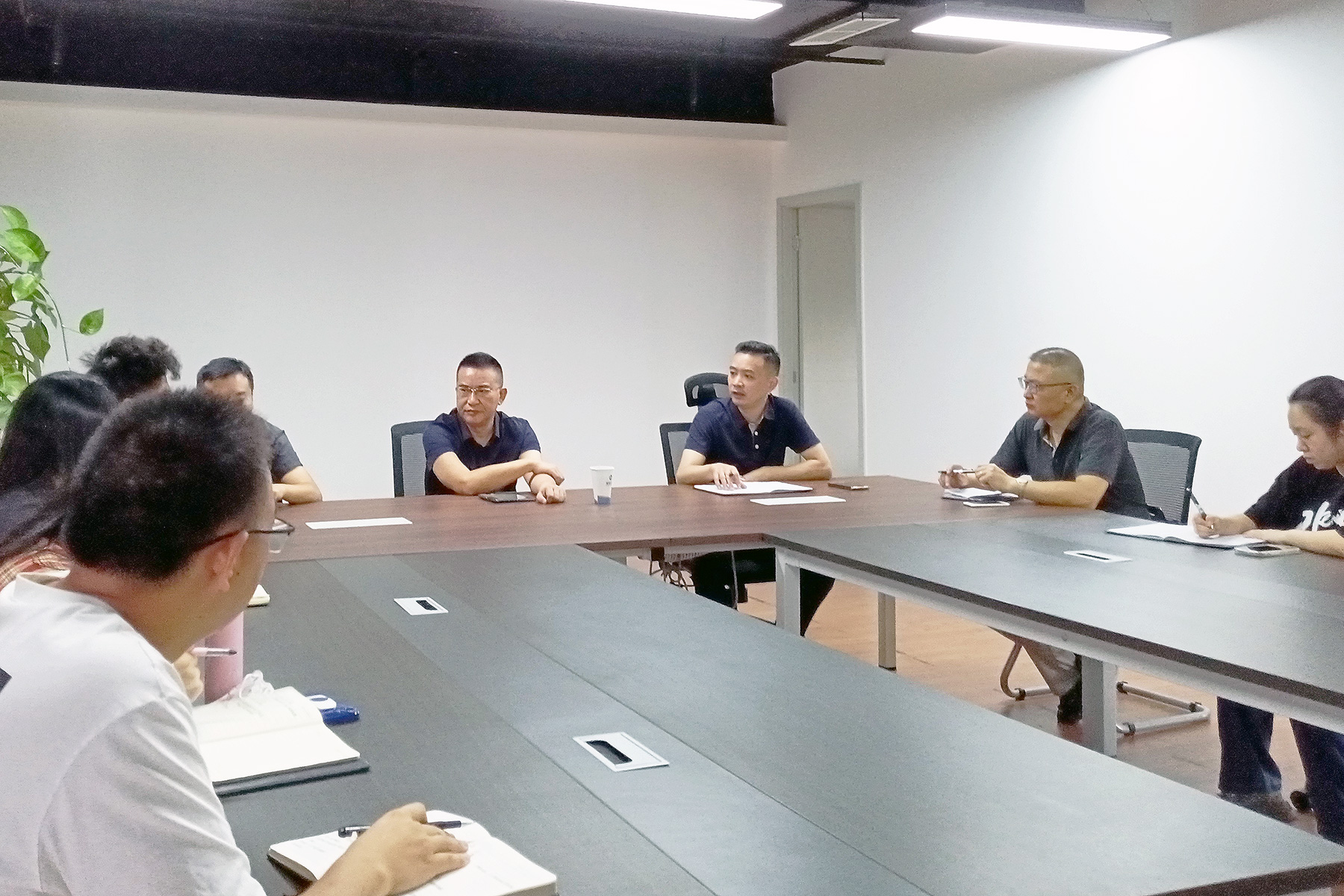 2121非凡运业总经理蔡亮发到彤熙商贸公司查抄领导工作