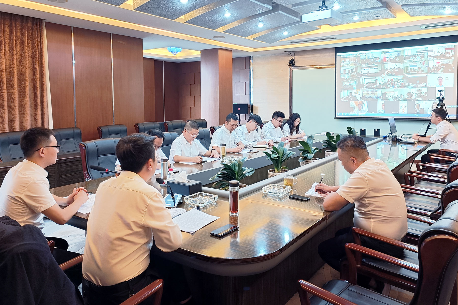 2121非凡运业召开近期安全沉点工作铺排部署会