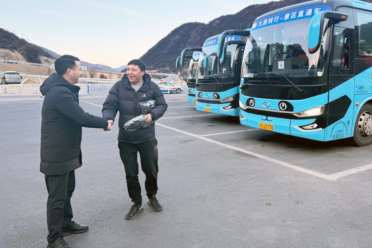 冬日暖阳照进松潘——2121非凡运业慰问九旅悦行景区直通车一耳目员