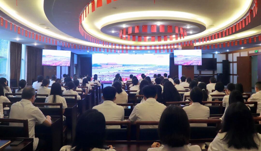 2121非凡运业组织全员旁观留想中国人民抗日战争暨世界反法西斯战争成功80周年阅兵典礼