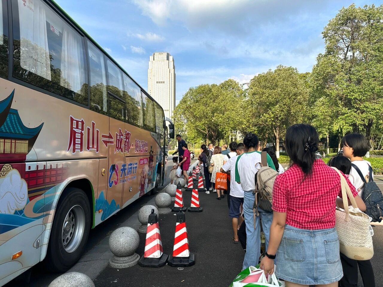 天府行便民快巴获新华社权威报路：让“双城记”更便捷，跑出民生幸福“加快度”！